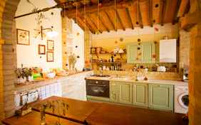 An kühlen Tagen ist die Gemeinschaftsküche Treffpunkt der Familien - Foto: Ingo Wandmacher